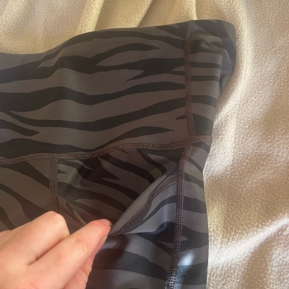 4 Old navy shorts athletic dance and yoga shorts 4 different patterns - Picture 5 of 7